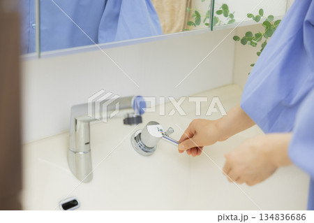 手洗いする女性 手洗いする女性 134836686