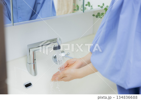 手洗いする女性 　 134836688