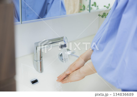 手洗いする女性 手洗いする女性 134836689