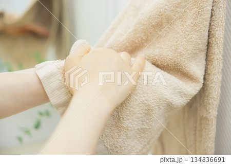手洗いする女性 　 134836691