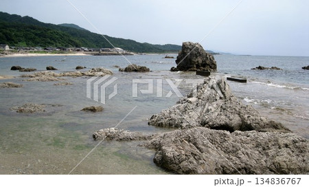 海岸沿いの集落と穏やかな海と奇岩と山 海岸沿いの集落と穏やかな海と奇岩と山 134836767