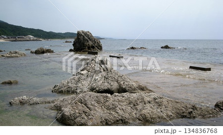 海岸沿いの集落と穏やかな海と奇岩と山 海岸沿いの集落と穏やかな海と奇岩と山 134836768