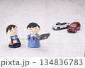 サラリーマンとOLの人形と車 134836783