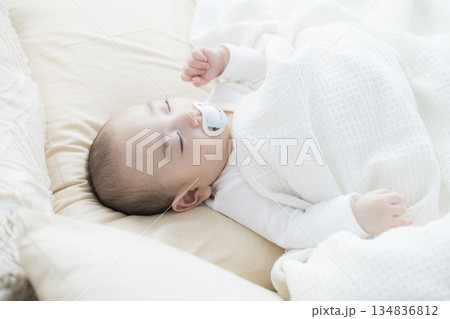 ベッドに寝転ぶ赤ちゃん　　　　 134836812