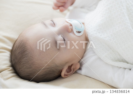 ベッドに寝転ぶ赤ちゃん　　　　 134836814