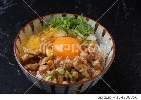 納豆と卵かけごはん 納豆と卵かけごはん 134836850