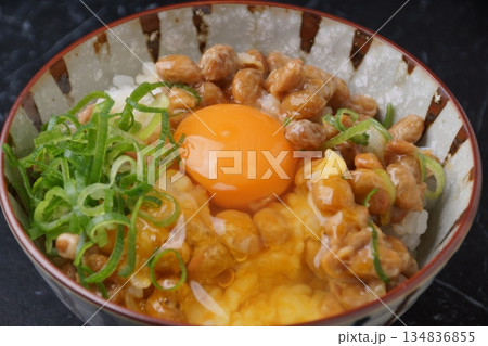 納豆と卵かけごはん 134836855