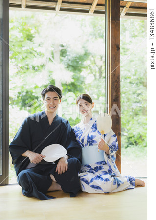 縁側の浴衣のカップル 縁側の浴衣のカップル 134836861