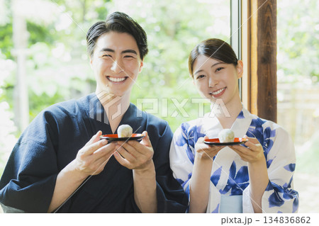 縁側の浴衣のカップル 134836862