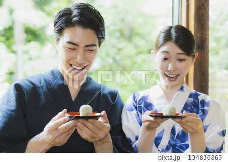 縁側の浴衣のカップル 134836863