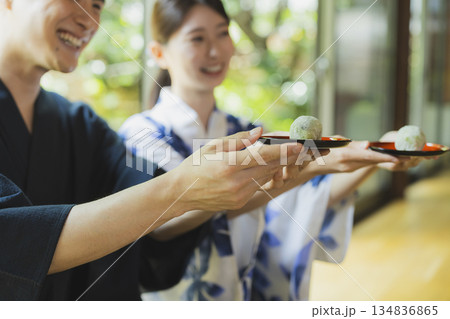 縁側の浴衣のカップル 134836865