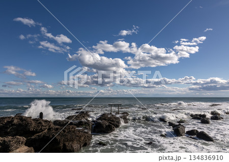 半逆光で荒波が輝く神磯の鳥居と白雲【茨城県大洗海岸】 134836910