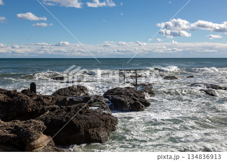 半逆光で荒波が輝く神磯の鳥居と白雲【茨城県大洗海岸】 134836913