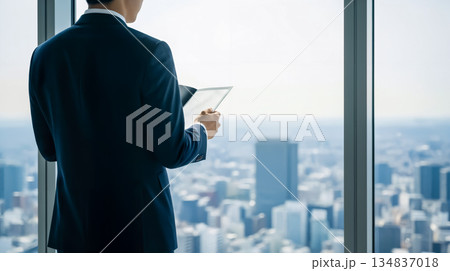 都市を見下ろす日本人ビジネスパーソンの後ろ姿 展望と戦略のコンセプト 134837018