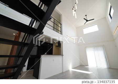 天窓からの日差しが入る住宅 134837135
