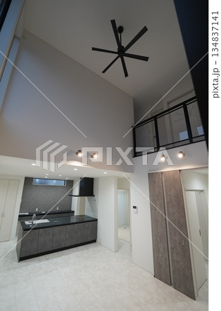 広い吹き抜けのあるお洒落なリビング 134837141