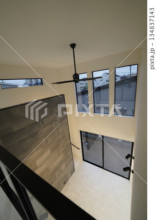 吹き抜けとフリースペースのある広い二階建ての住宅 134837143