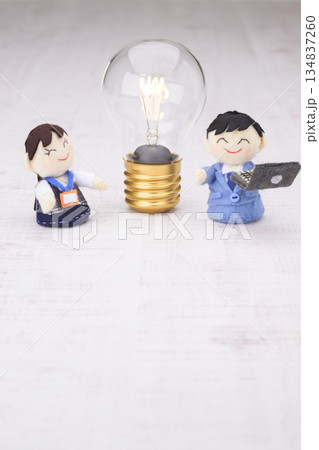 ビジネスマンとOLの人形とひらめき電球 134837260