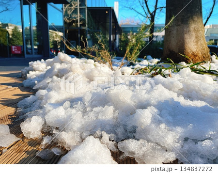 道路に積もった雪 134837272