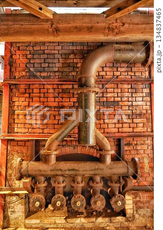 昔の昔懐かしいレトロな建物と古い製鉄所 134837465