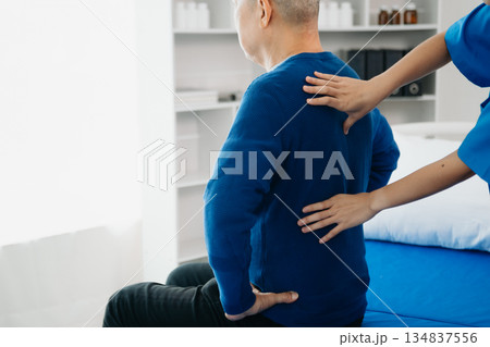 octor consulting with patient Back problems Physical on the bed in clinic therapy concept octor consulting with patient Back problems Physical on the bed in clinic therapy concept 134837556