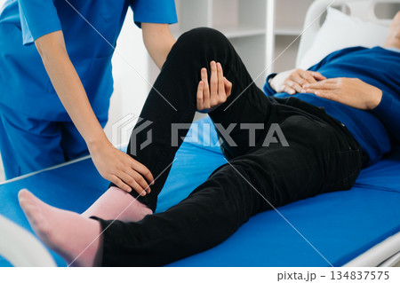 octor consulting with patient Back problems Physical on the bed in clinic therapy concept octor consulting with patient Back problems Physical on the bed in clinic therapy concept 134837575