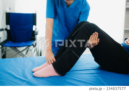 octor consulting with patient Back problems Physical on the bed in clinic therapy concept octor consulting with patient Back problems Physical on the bed in clinic therapy concept 134837577