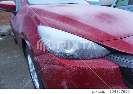 凍結した車のボディー01 134837690