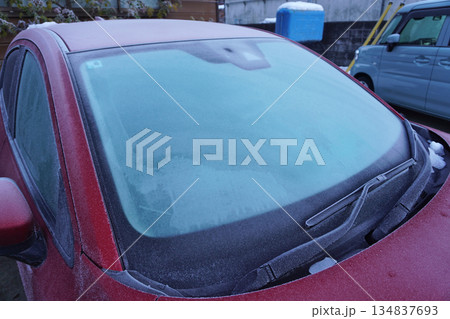 凍結した車のボディー04 134837693