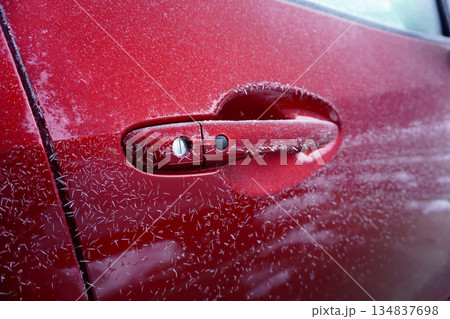 凍結した車のボディー09 134837698
