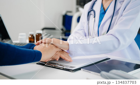 Asian female hands touching old male hand Helping hands take care of the elderly concept Asian female hands touching old male hand Helping hands take care of the elderly concept 134837703