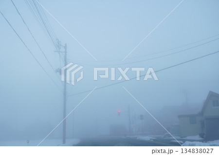朝靄の交差点01 134838027