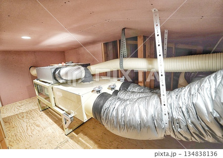 小屋裏に大型空調設備がある新築住宅の工事 134838136