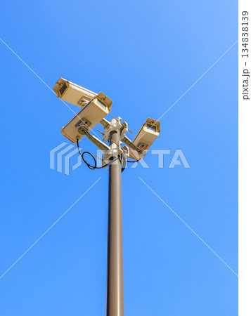 都会のビル街に設置された防犯カメラ 都会のビル街に設置された防犯カメラ 134838139