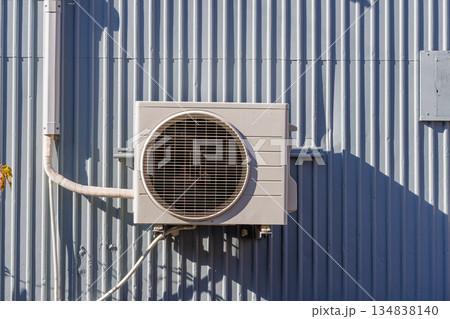 家の外壁に取り付けられたエアコンの室外機 家の外壁に取り付けられたエアコンの室外機 134838140