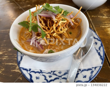 揚げ麺をのせたタイ風カレーヌードル|エスニックなアジア料理 揚げ麺をのせたタイ風カレーヌードル|エスニックなアジア料理 134838222
