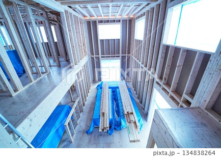 建築現場にある木材を使った建築 建築現場にある木材を使った建築 134838264