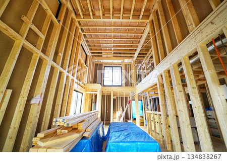 新築一戸建て住宅の工事現場にある新築住宅 134838267