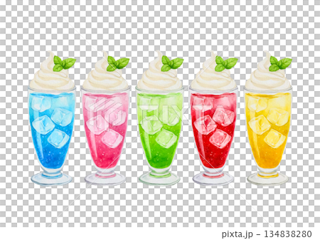 色彩繽紛的蘋果酒漂浮飲料盛放在玻璃杯中 134838280