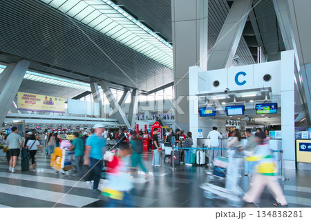 躍動するフィリピン - マニラ　ニノイ・アキノ国際空港の出発ロビー　都市景観（2025年6月） 134838281