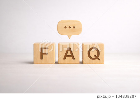 FAQという文字が刻まれている木製ブロック　吹き出し付き 134838287