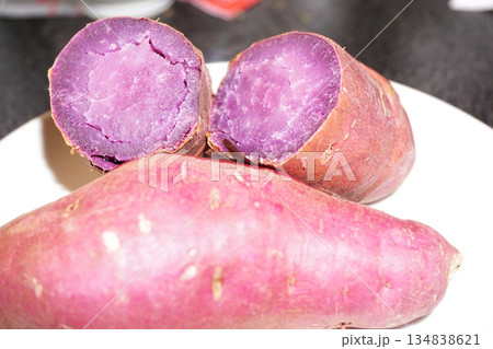 紫色の焼き芋 134838621