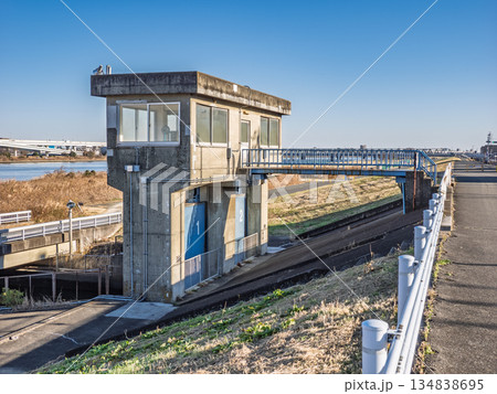 荒川から分かれる旧中川の起点【木下川水門】（東京都江戸川区） 134838695