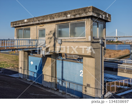 荒川から分かれる旧中川の起点【木下川水門】（東京都江戸川区） 134838697