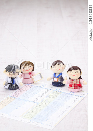 医師、看護師、OL、主婦の人形と健康診断の結果の用紙 134838835