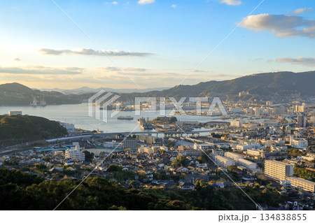 日暮れの佐世保港と市街地を天神山展望台から眺望 134838855