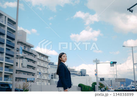 就職活動を考える日本人女子大学生 134838899