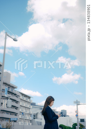 就職活動を考える日本人女子大学生 就職活動を考える日本人女子大学生 134838901