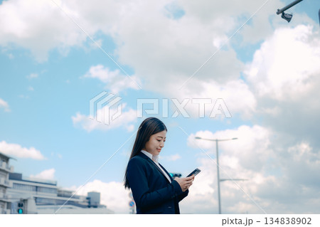 就職活動を考える日本人女子大学生 就職活動を考える日本人女子大学生 134838902