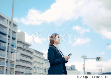 就職活動を考える日本人女子大学生 就職活動を考える日本人女子大学生 134838910